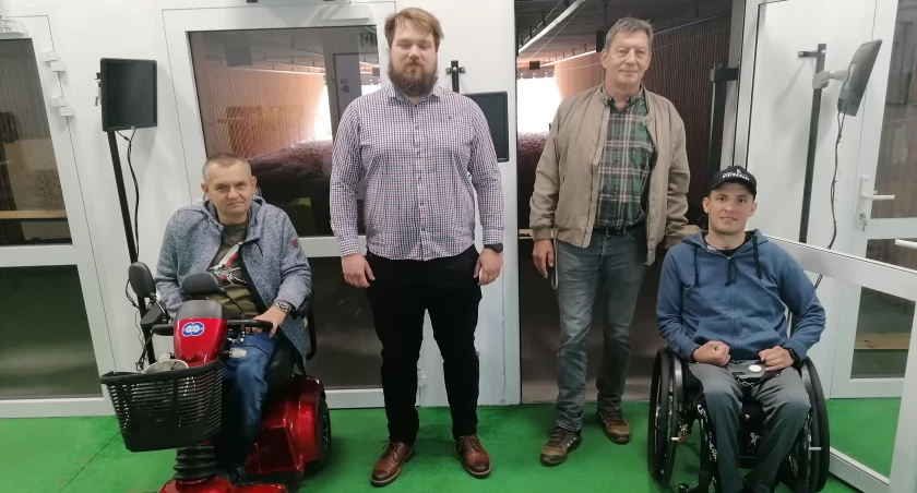Członkowie władz LOK „Strażak” i Fundacji „Nieidealni” w strzelnicy w Golubiu-Dobrzyniu