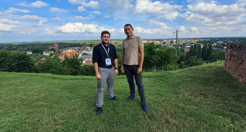 Jakub Rybka bada dzieje mniejszości niemieckiej w regionie. Na zdjęciu z lokalnym historykiem Szymonem Wiśniewskim w Golubiu-Dobrzyniu 
