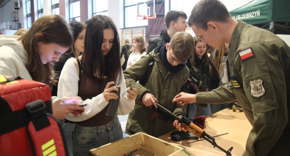 Edukacja, Wszystko mundurówkach - zdjęcie, fotografia