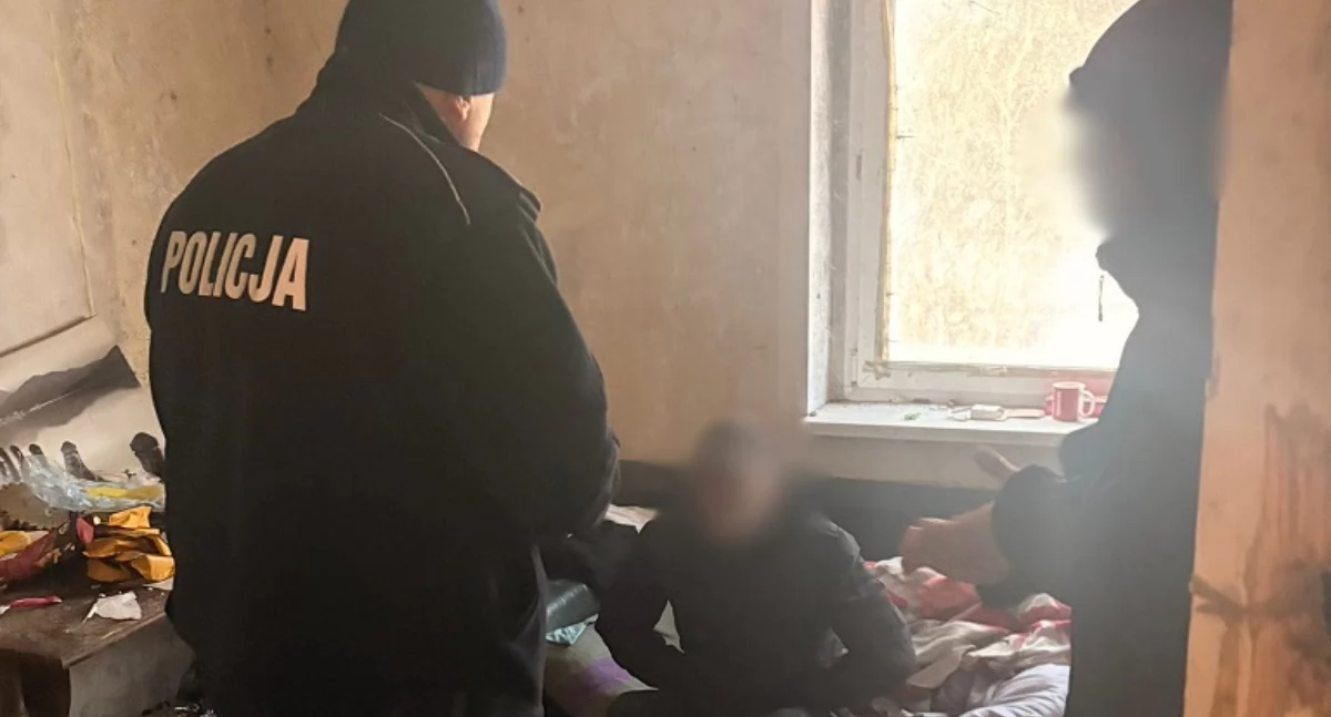 Komunikaty i profilaktyka, Policjanci wspierają bezdomnych - zdjęcie, fotografia