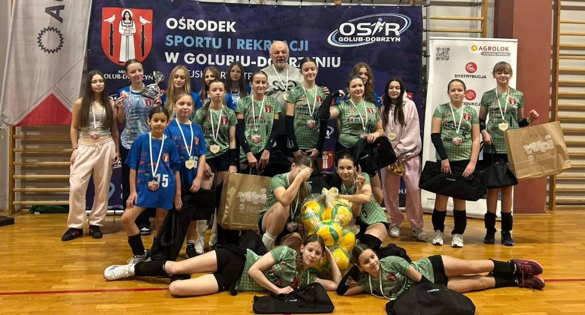 Siatkówka, Nasze siatkarki podium - zdjęcie, fotografia