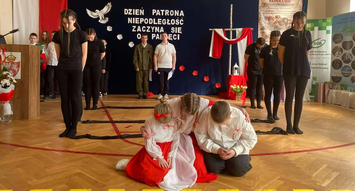 Edukacja, Niepodległość zaczyna pamięci - zdjęcie, fotografia