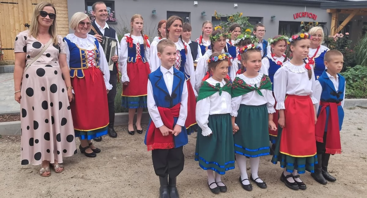 Wydarzenia lokalne, Rodzinne świętowanie koronacji - zdjęcie, fotografia