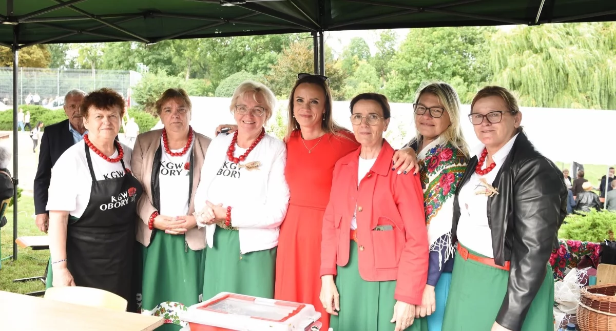Wydarzenia lokalne, Bawili dożynkach Klonowie - zdjęcie, fotografia