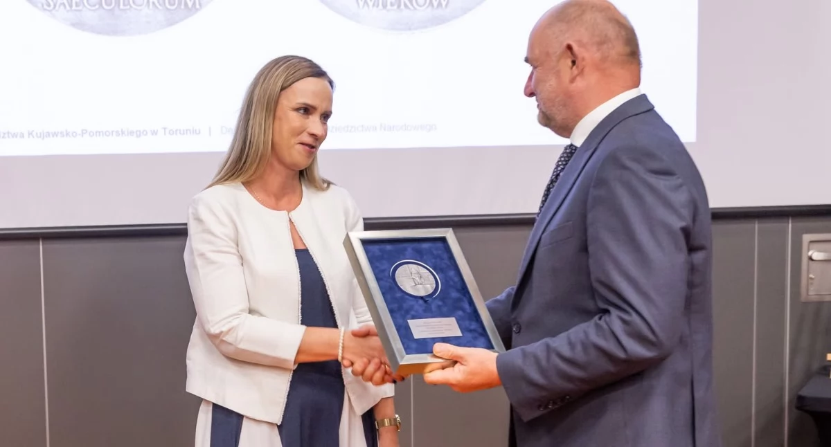 Urzędy, Pałac medal - zdjęcie, fotografia