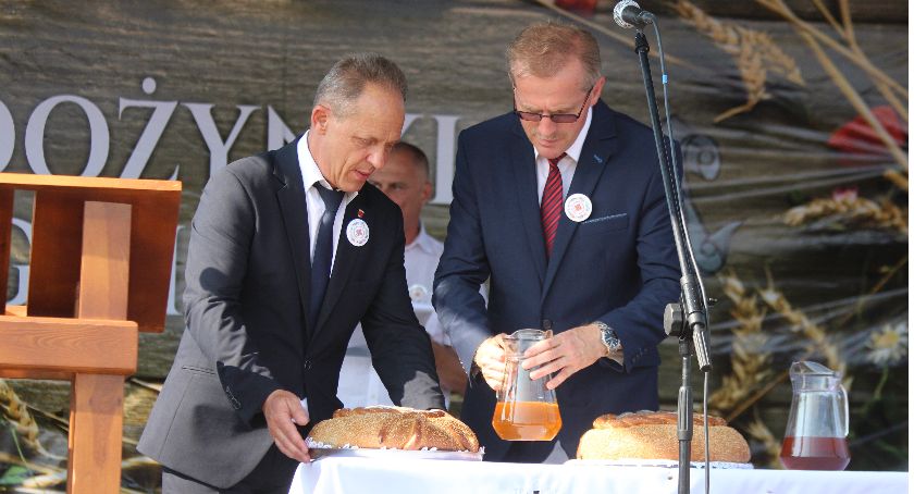 Zdjęcie przedstawia wójta gminy Radomin Piotra Wolskiego i Przewodniczącego Rady Gminy Radomin Zbigniewa Fodrowskiego z symbolicznym chlebem i miodem.