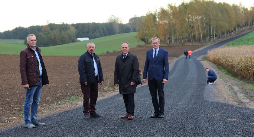 Na zdjęciu od lewej: radny Jan Pilarski, sołtys Szczutowa Grzegorz Katarzyński, wójt gminy Radomin Piotr Wolski, przewodniczący Rady Gminy Radomin Zbigniew Fodrowski.