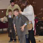 Grupa rekonstrukcyjna pokazywała dzieciom 
m.in. jak ciężko (dosłownie) było wojom...