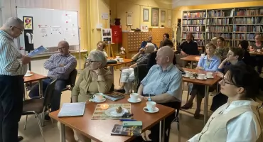 Miłośnik miasta w bibliotece