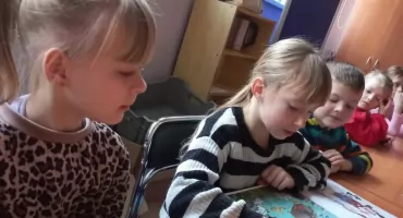 Ferie spędzili w bibliotece