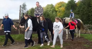 Zajęcia z końmi niezwykłym doświadczeniem