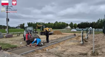 Remontują orlik w Ostrowitem